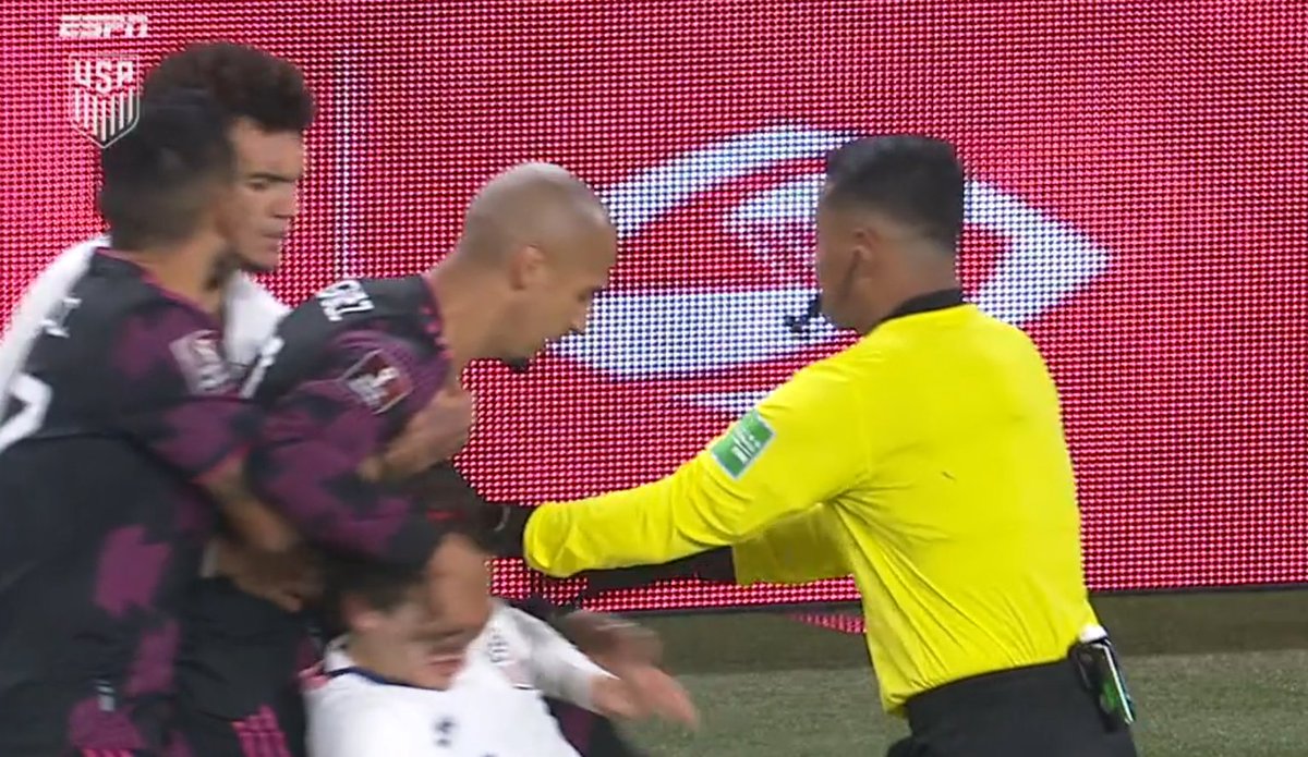 jordyxcollins's tweet photo. Rodriguez clearly poked Aaronson in the eye. What are we doing here? This is a joke.

Mark Clattenburg even said the guy clawed into his eyes. Where is the RED!?
 #USAvMEX https://t.co/OSg8Ct7SGW