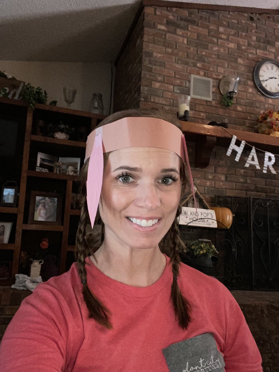 November’s Fun Friday was a success. Our Ss enjoyed playing Bingo with their Ts and friends.  I’m so lucky to have an amazing partner that loves to dress up just like I do. Kids loved it @HillsVirtualK12 #mspedraja #FunFriday