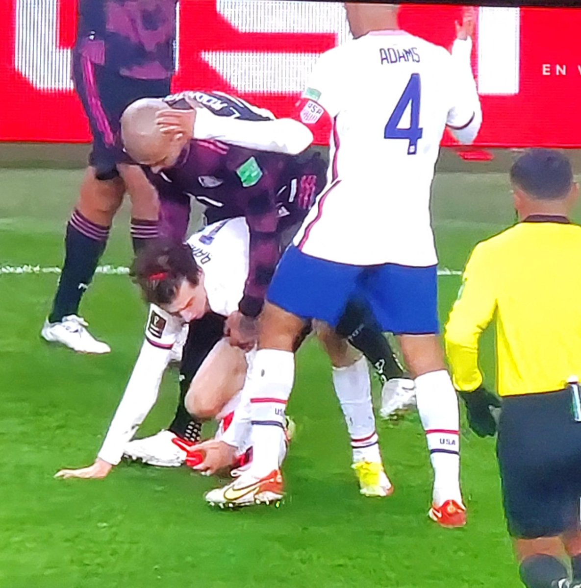 El_FutbolJunkie's tweet photo. Wait...US issued two yellows from this dirty play?? Where the F**k is VAR CONCACAF?
#USAvMEX #USMNT https://t.co/bVgRZibLuR