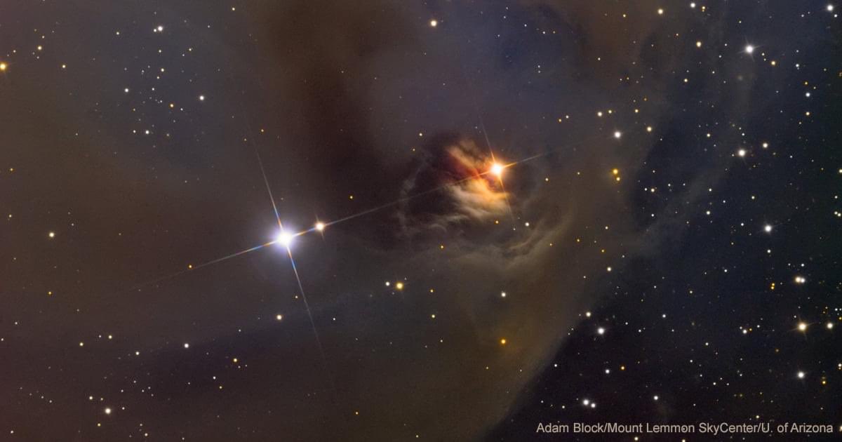 Cron_Silenzio's tweet photo. #NGC1555, ovvero Nebulosa variabile di Hind. Le nebulose variabili sono nebulose a riflessione che cambiano di luminosità a causa dei cambiamenti nelle stelle di cui riflettono la luce. NGC 1555 è per lo più illuminata dalla stella #TTauri. https://t.co/oJErUr9iNH