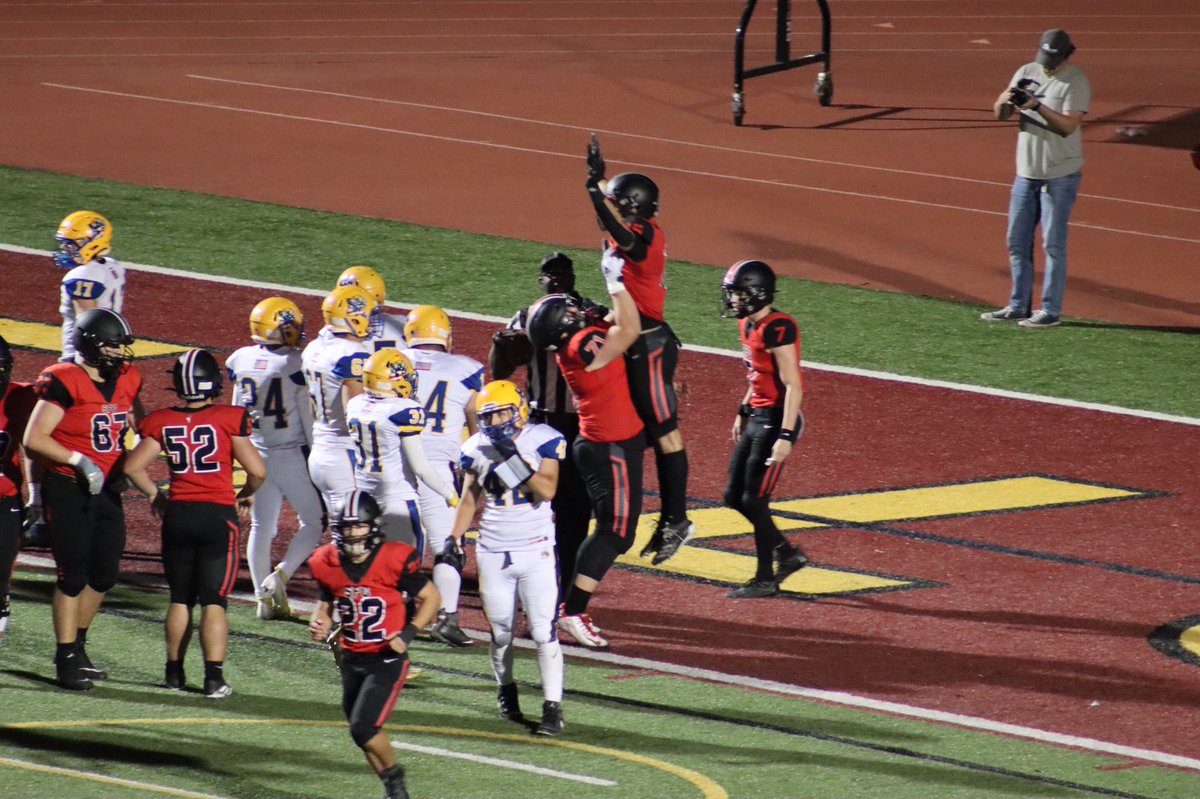 RedJacketArmy's tweet photo. 5 minutes left on the 2nd Qtr and @SFC_Football takes the lead over @WildcatBrawley 19-14! Who will get their 10th consecutive win? #kusippr https://t.co/T9bM1DuDZO