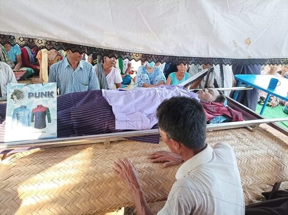 spring21MM's tweet photo. Mg Wai Thu Aung(17) was Brutally Shot Dead on Nov 10 when terrorists opened Fire on 5 youths playing games at the top of #Sakhanma village,#Natmauk Tsp while waiting for a vendor truck. Terrorists returned his body on Nov 11 &amp; buried him on the same day.
#WhatsHappeningInMyanmar https://t.co/mR3cwCsLK7