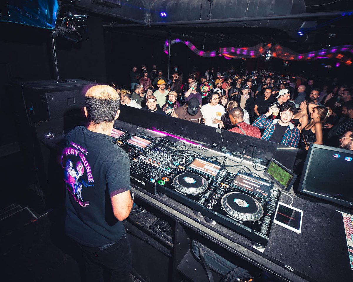 CallMeDollars's tweet photo. Tonight with the boys @volacmusic 
It’s about to be a wild night 💥🦾 @HolyHouselv @Discopussy https://t.co/415UBNptur
