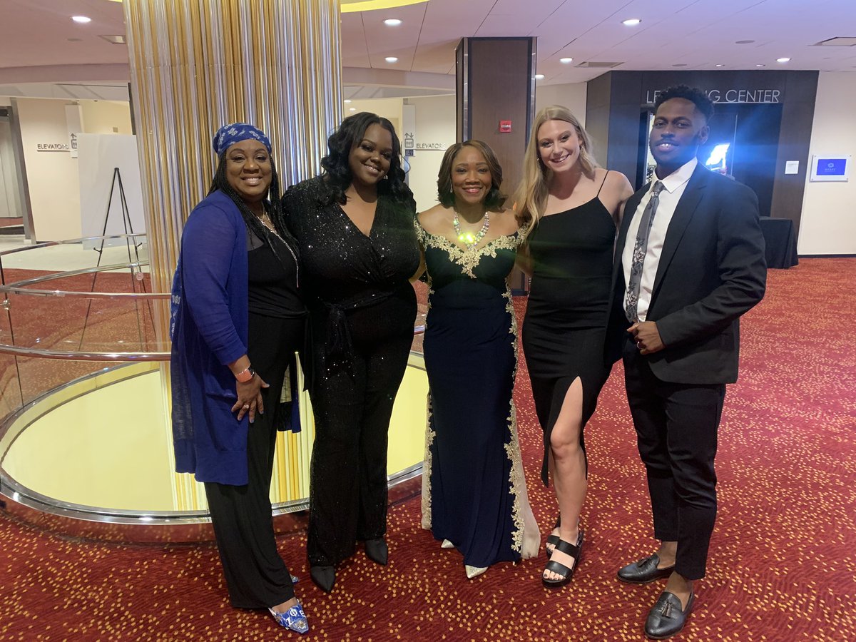 Robinviews's tweet photo. What a beautiful evening @apsupdate ! Celebrating APSYes! Awardees! Extra congratulations given to @apsBAMOAcademy Teacher & Support Person of the Year! #APSYes @DrLisaHerring @TeachMsLundy @drkalag ❤️💙❤️💙🍹🦅🦅🦅 https://t.co/9KeRVsr7gZ