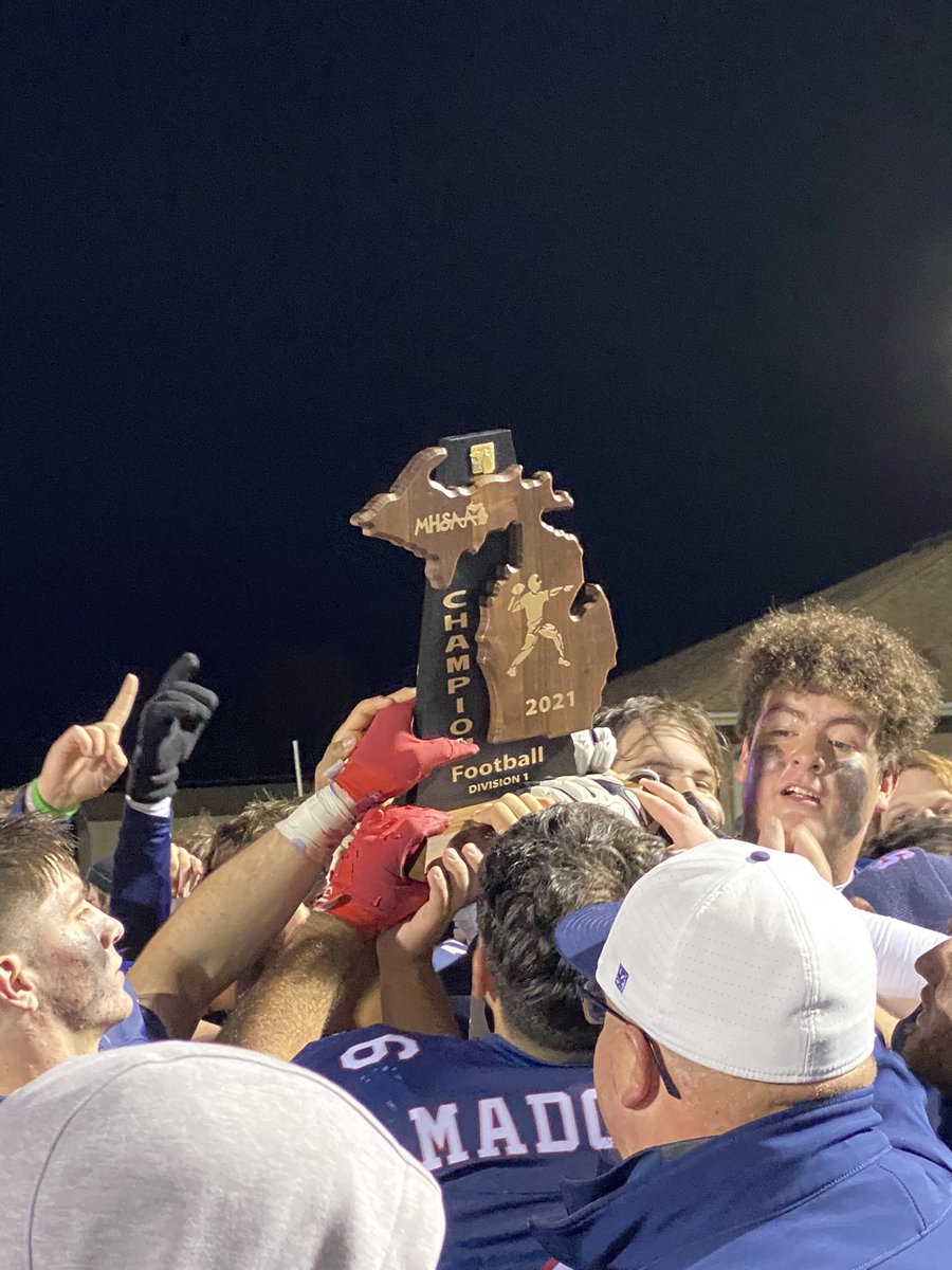SHSTitansfball's tweet photo. 2️⃣0️⃣2️⃣1️⃣ 
R E G I O N A L  C H A M P S 🏈!!!! #Faith #Family #Toughness 💙🤟 https://t.co/OuEkdplX50