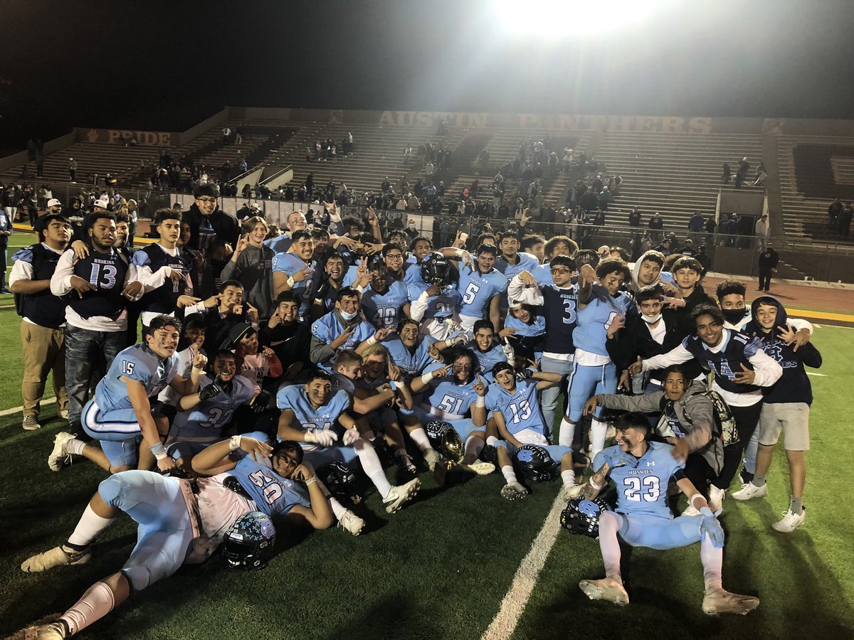 AdrianBroaddus's tweet photo. These moments are why I love #txhsfb. Chapin allows 21 unanswered in the second half, and somehow beats Caprock, 29-28, to claim the bi-district title. 

Exhilarating game on @600espnelpaso @ChapinHuskiesFB #FFN600 https://t.co/UKkM63WUFz