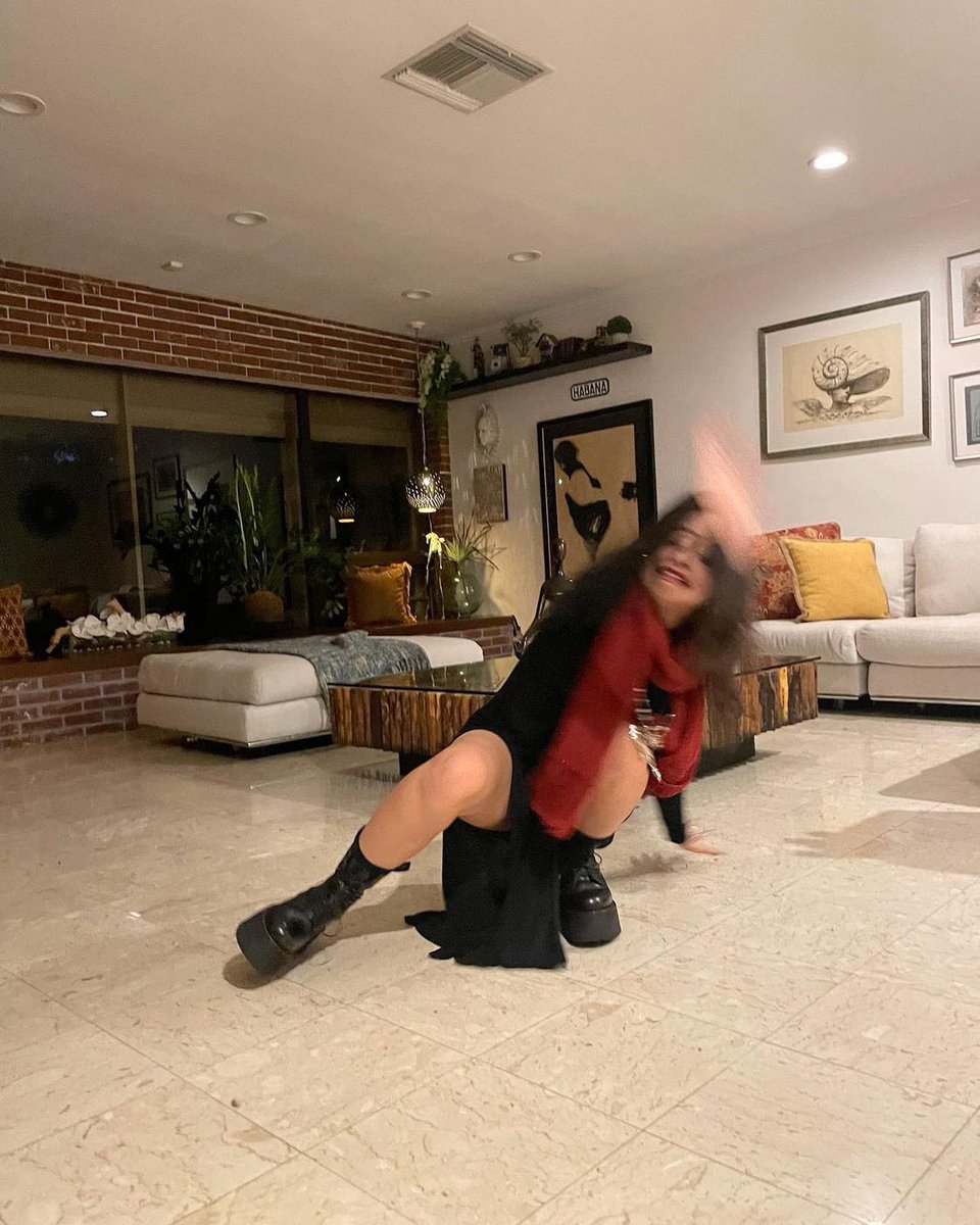 Camila_Cabello's tweet photo. thnx for my red scarf @taylorswift13 !!!!! happy red day and also cozy season is here https://t.co/3ifgIynlYk