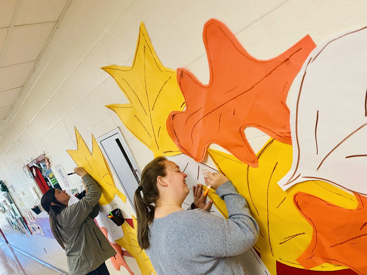 mrsscivicque's tweet photo. Loving our thankful for mural that was put together by our amazing second grade team and inviting everyone at the school to join in on signing the mural! @CrescentElm @IHeartCKH @Joy2Teach1 #serveleadinspire @lauramdarling https://t.co/7yasqmOhth