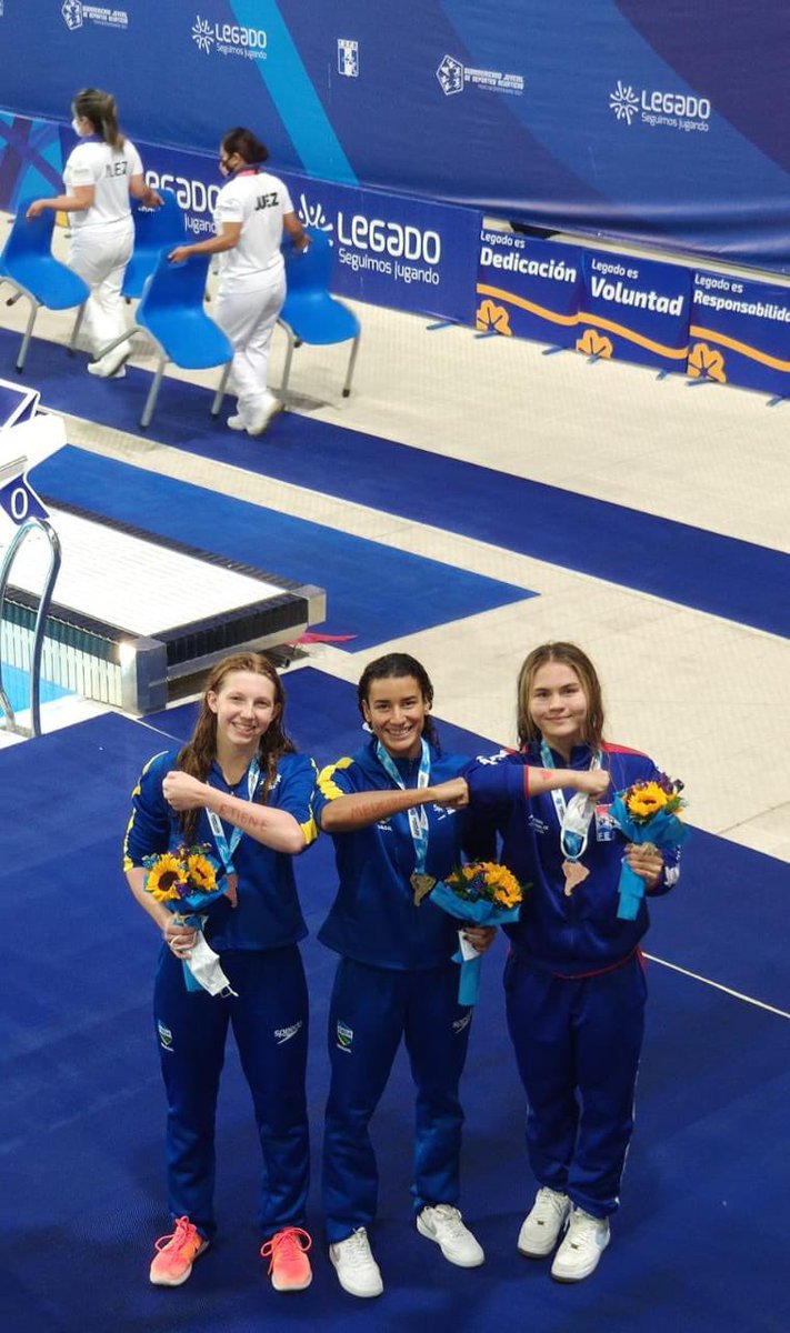 Que imagem top! As meninas do podio dos 50m costas Juvenil B feminino do Sul-Americano em Lima fizeram uma homenagem para a pronta recuperação de Etiene Medeiros. Que demais!