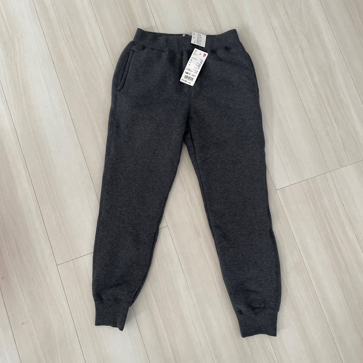 chinpanhonpan's tweet photo. ユニクロ キッズ ボアスウェットパンツ 140 ダークグレー(￥1,400)がフリマアプリ ラクマで販売中♪ #rakuma #ラクマ https://t.co/xCsdsldVUm https://t.co/ZLRsi88HOp