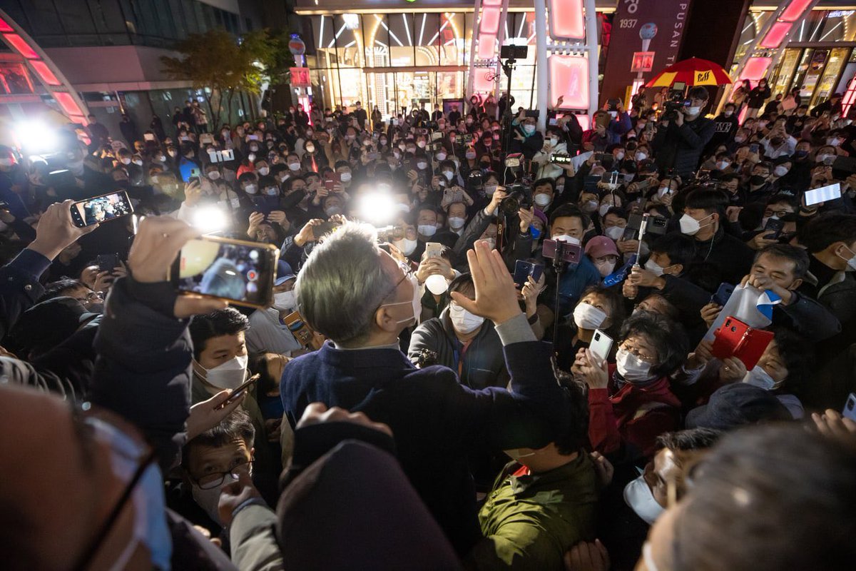 이 사진 뭉클합니다. 광화문 촛불집회에서 즉흥 연설하실 때가 생각나고 무엇보다 언제든지 가까이 있는 시민들에게 메세지를 직접 전달할 수 있는 정치인이 흔하지 않다는 것을 알게되었거든요. 한국말도 통역이 필요한 윤짜장 좀 보세요. . .