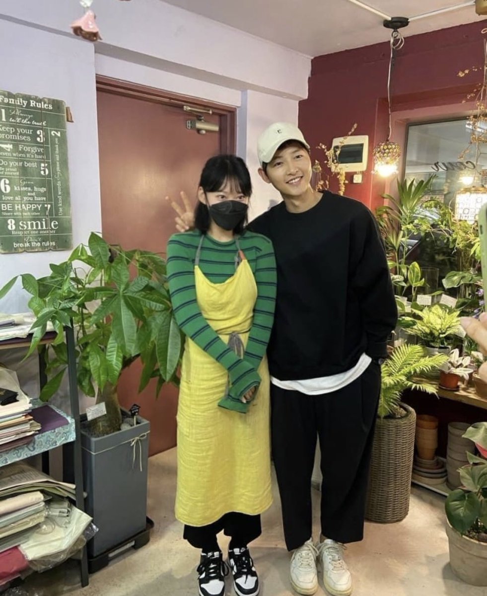 kiailecolombia's tweet photo. Song Joong Ki es reconocido por su amabilidad y todas las fotos que se toma con sus fans se vuelven virales , esta vez las fotos provienen de un lugar donde compra flores  #songjoongki #kiailecolombia @historydnc https://t.co/ZhLKNQbiGL