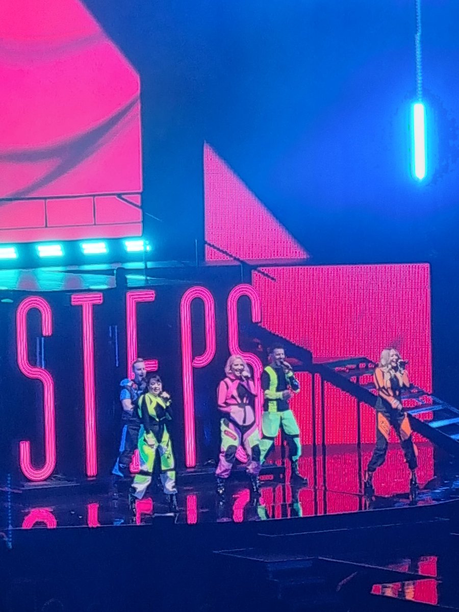 BethMForster's tweet photo. I would like to go to the Steps Tour every single night if possible please. Amazing. https://t.co/KIa54dZviI