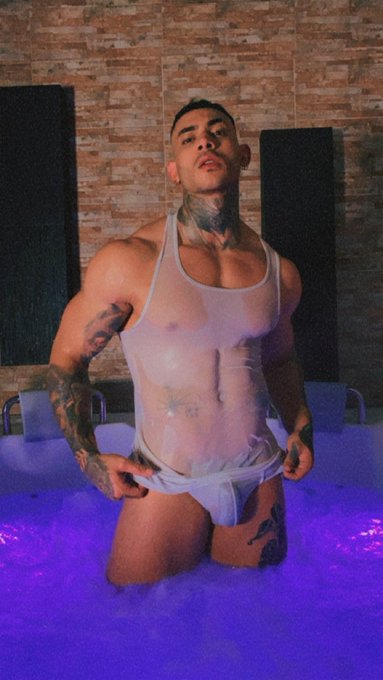 What does the night say?😈  https://t.co/Wy9fRe6Ox2 https://t.co/RKGkYD9KEN