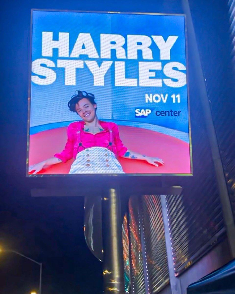 bbbejeck's tweet photo. Epic! 👑🐐 #HarryStyles #LoveOnTourSanJose https://t.co/Nob6g1c5Se
