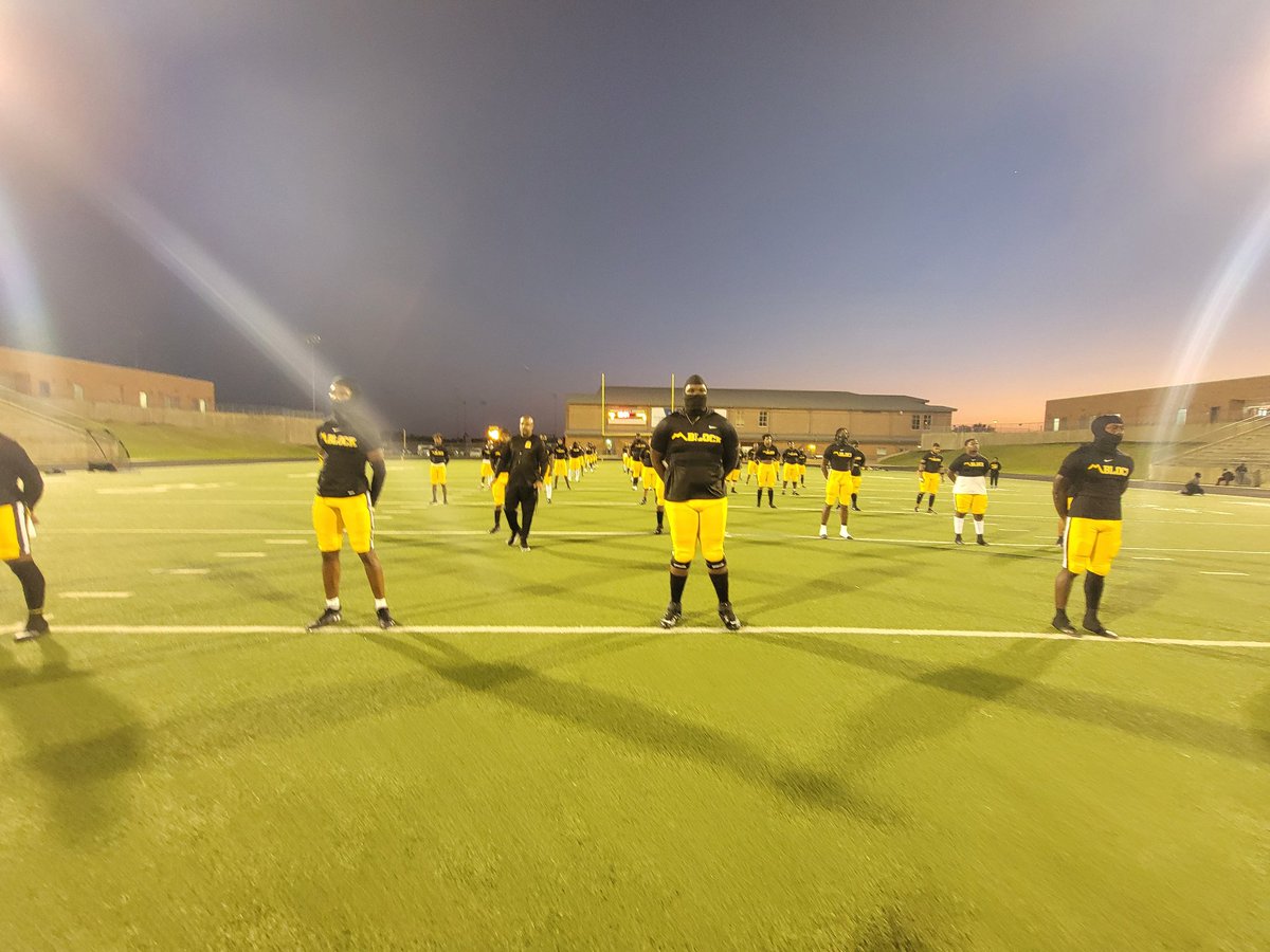 SamuelPadgitt's tweet photo. IT'S SHOWTIMEEEEE........
#MBLOCK #GAMEDAY #SHOWTIME #AGNB #STAYTUNED
#BUFFSPEED #BUFFSTRONG #GODSPEED #STAMPEDECOMING
#FBISD #THSCA #UIL #txhsfb #txhsfbplayoffs https://t.co/91V2Af04MR