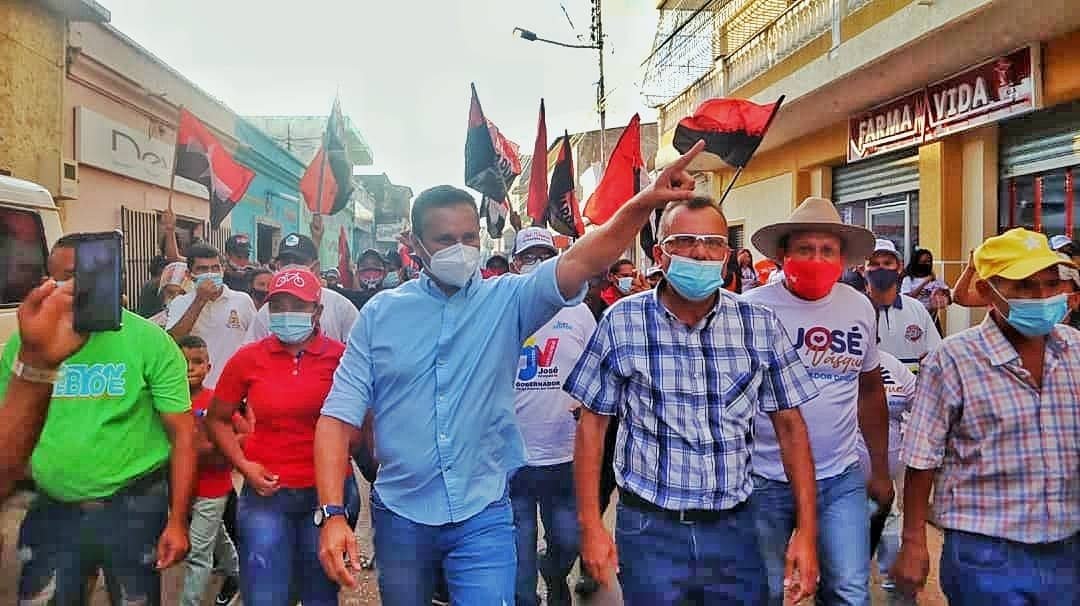 josemvasquez's tweet photo. Somos los de siempre, los que hemos estado junto al Pueblo en los tiempos difíciles; somos los hijos de Chávez y de Bolívar, los que sentimos la Patria en lo más profundo de nuestro ser; nosotros somos los de Verdad💛💙❤️

#GuáricoTieneConQué https://t.co/HQTJvymDG5