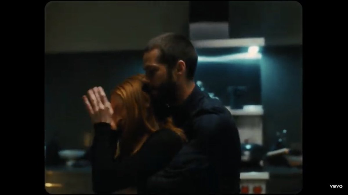 crishatesall's tweet photo. esta escena y lo mucho que refleja cómo son las relaciones abusivas, te hacen sentir mal, que todo es tu culpa, minimizan lo que sientes, y después te hacen sentir “amada”, la forma de manipulación emocional más grande qué hay https://t.co/VNiMWIBl0t