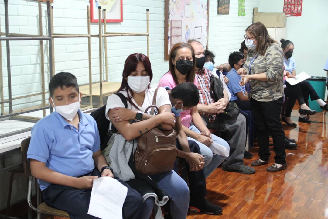 JorgeChayebM1's tweet photo. ¡Desplegados combatiendo las adversidades en #Chacao! 

Llevamos un maravillosa jornada de vacunación vs #covid_19 a la Unidad Educativa Sagrado Corazón de Jesús (Parroquial) junto al espléndido y excelente equipo médico, voluntarios y asistentes que nos acompañan https://t.co/lkpqXEPpc5