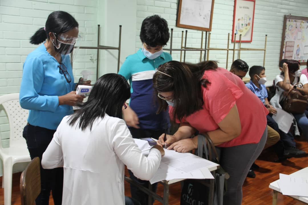 JorgeChayebM1's tweet photo. ¡Desplegados combatiendo las adversidades en #Chacao! 

Llevamos un maravillosa jornada de vacunación vs #covid_19 a la Unidad Educativa Sagrado Corazón de Jesús (Parroquial) junto al espléndido y excelente equipo médico, voluntarios y asistentes que nos acompañan https://t.co/lkpqXEPpc5