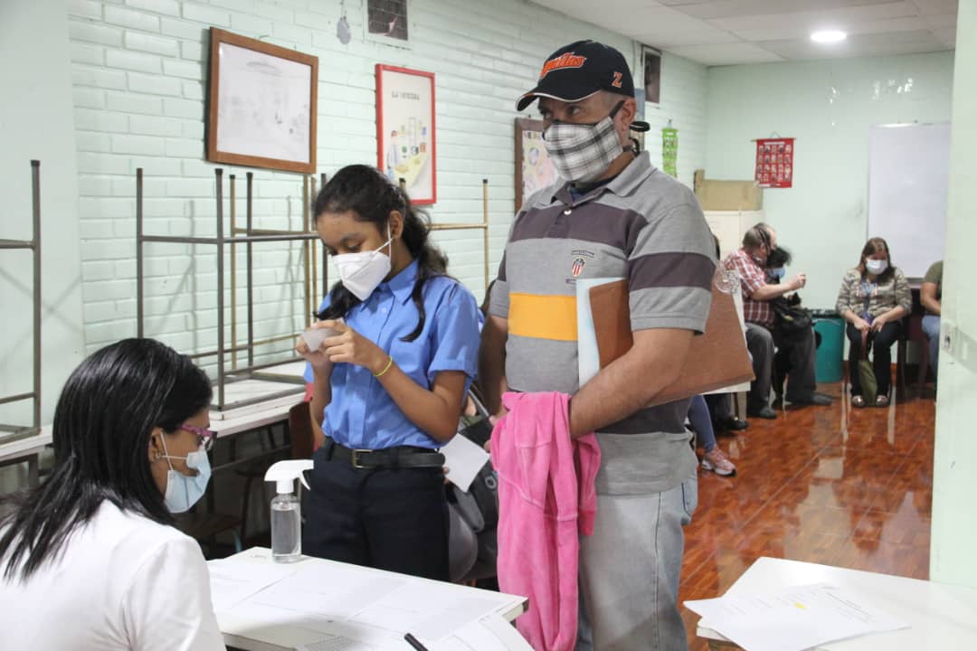 JorgeChayebM1's tweet photo. ¡Desplegados combatiendo las adversidades en #Chacao! 

Llevamos un maravillosa jornada de vacunación vs #covid_19 a la Unidad Educativa Sagrado Corazón de Jesús (Parroquial) junto al espléndido y excelente equipo médico, voluntarios y asistentes que nos acompañan https://t.co/lkpqXEPpc5
