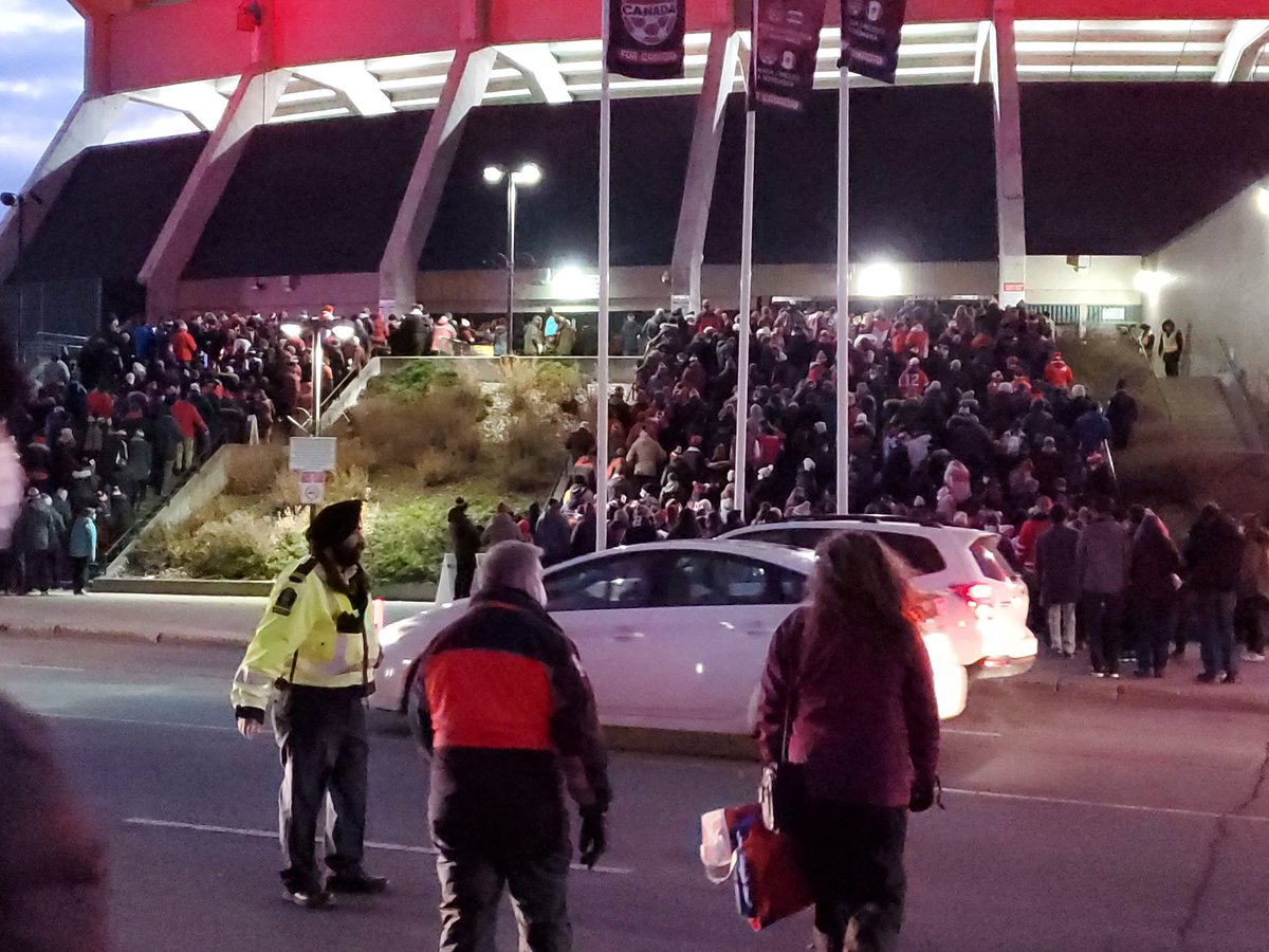 YouKnowMeAsLen's tweet photo. The scene at Commonwealth. @LoyalcompanyRV @JasonGregor #GetHereEarly https://t.co/q541aLNgVX