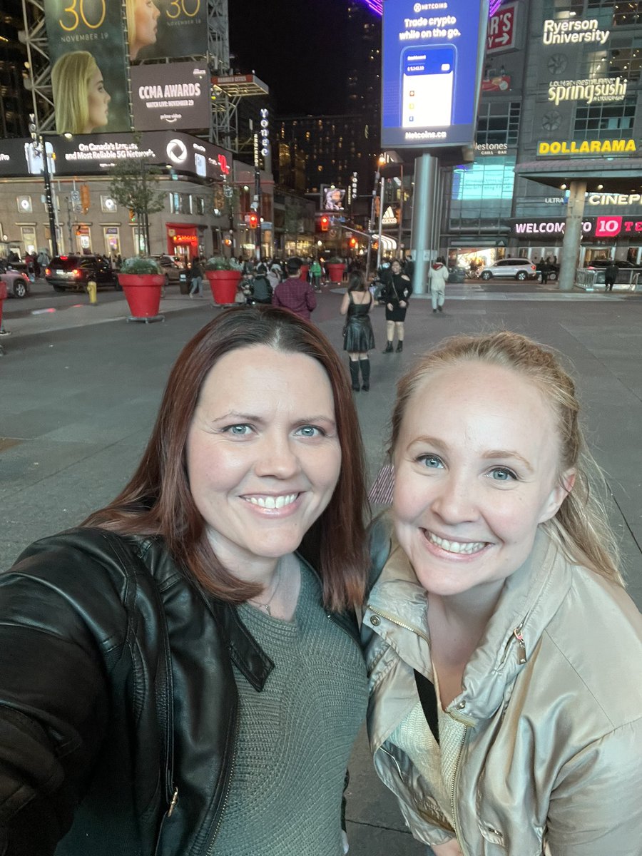 lisamwake's tweet photo. @katie_teacher16 @wakefulwife @caitrionambalfe @OLFanvidz @SkyeBoatBaby19 @Erinc1171 Looking good ladies 😘 The northern chapter of #BalfeNation #MapleLeafMafia 🇨🇦 sending a shout out to you from the Tdot 🙌🍺 #Belfast starts in an hour 🍿📽☘️💚@StacyH90 https://t.co/x3HnBwggwF