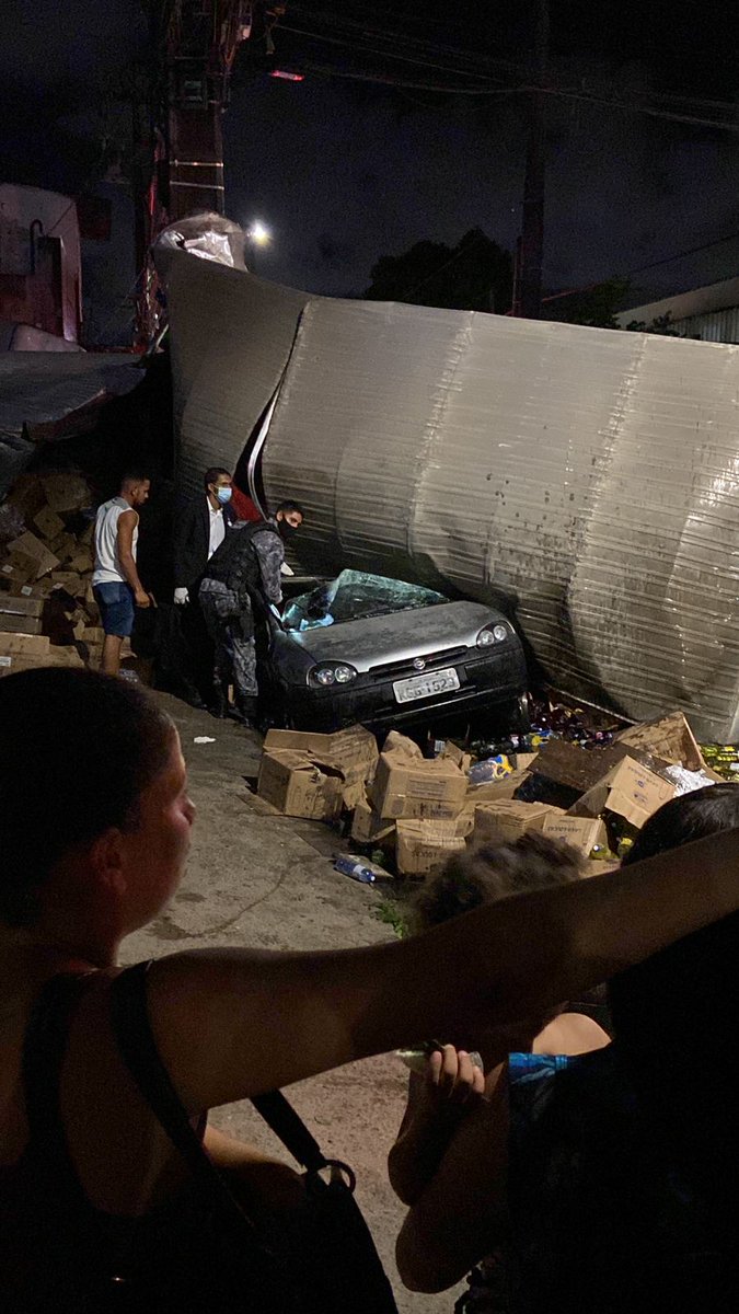 g1pernambuco's tweet photo. Câmeras flagram momento em que carreta desce ladeira e atinge veículos no Recife => https://t.co/87pfJTvJWO #g1 https://t.co/pSPsEaZYTU