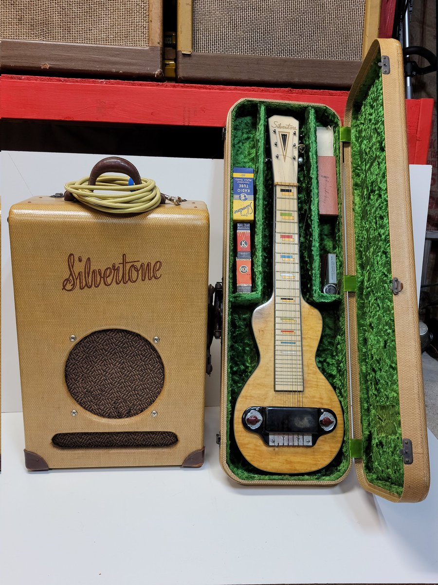 TomsAmpsDetroit's tweet photo. A 2nd year (1941) version of the 1940 Silvertone 2234 that I bought a while back, found me. Full set, almost mint. Extremely rare, never thought I would find one, let alone 2. Seller called me as he thought https://t.co/HQ6uV8HlRl was the right home. Yessir! https://t.co/qu7RyDvSkp