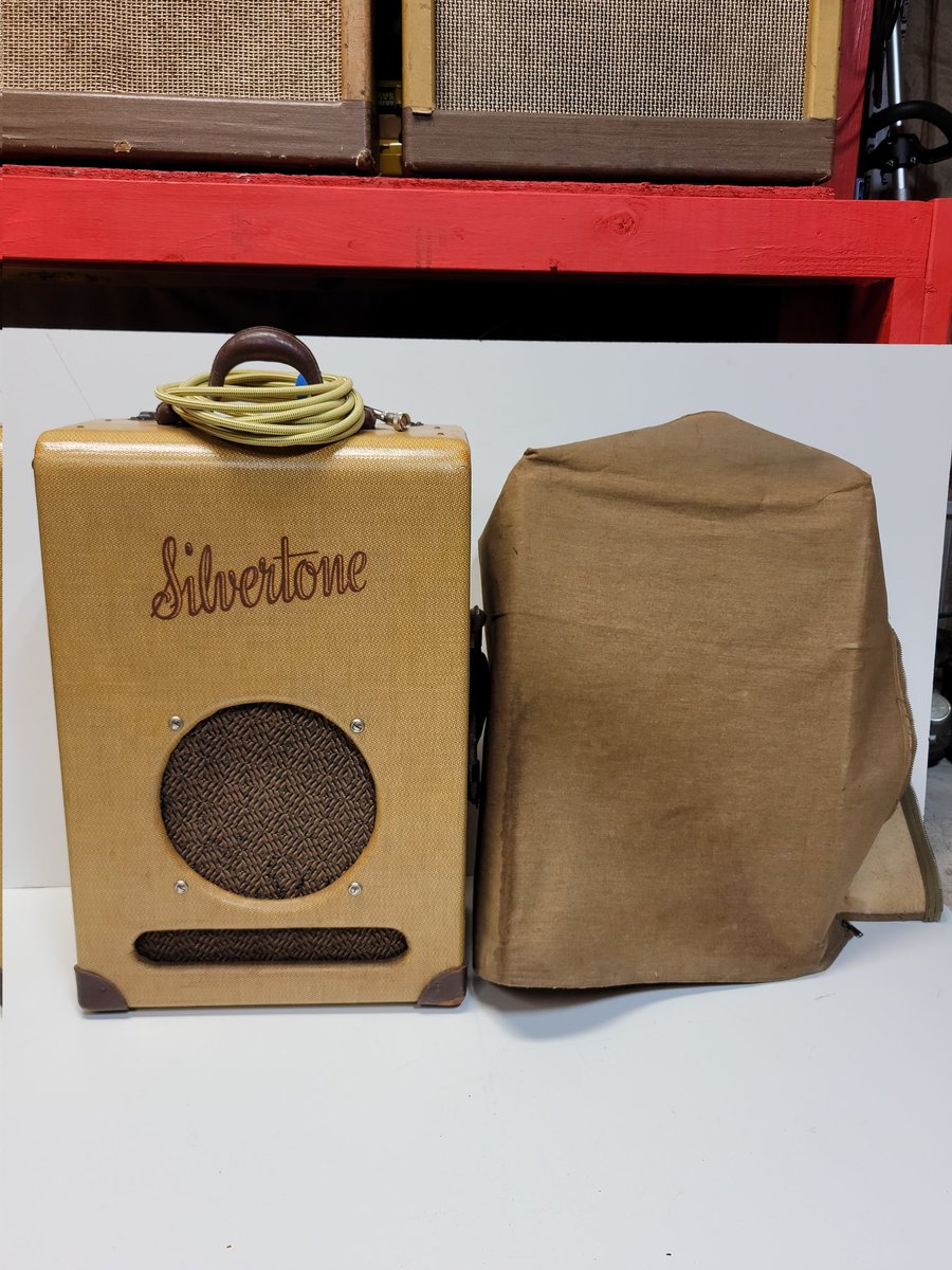 TomsAmpsDetroit's tweet photo. A 2nd year (1941) version of the 1940 Silvertone 2234 that I bought a while back, found me. Full set, almost mint. Extremely rare, never thought I would find one, let alone 2. Seller called me as he thought https://t.co/HQ6uV8HlRl was the right home. Yessir! https://t.co/qu7RyDvSkp