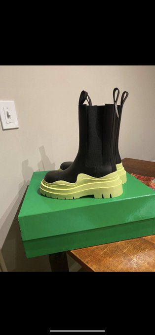 Helping a friend sell these big ass shoes https://t.co/iljSSYnkTb