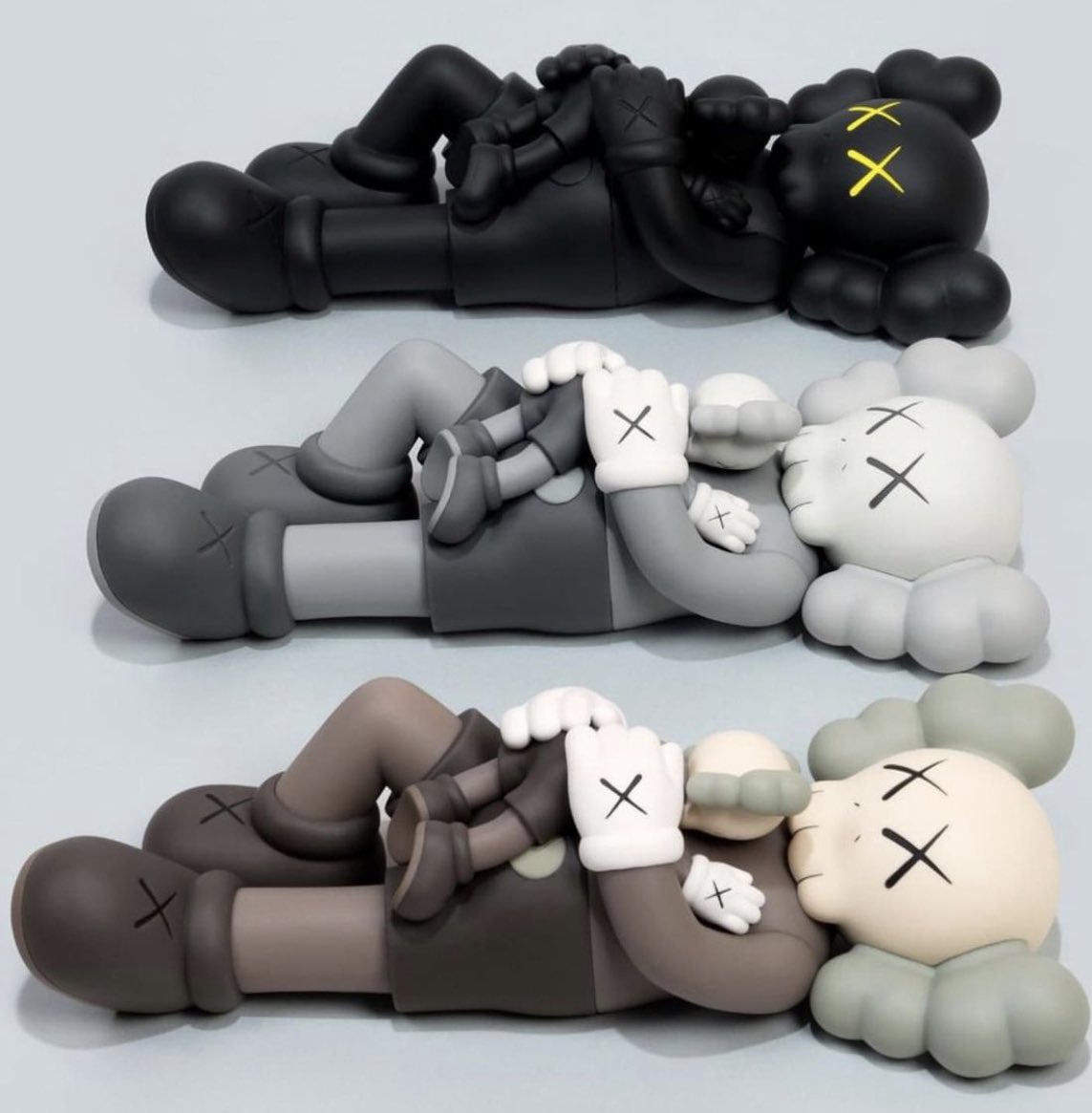 KAWS:HOLIDAY SINGAPORE Will be dropped shortly less than 3hrs @
ddtstore.com/collections/ka…

Cop🔥 or Drop😥

#sneakers #nikeoffwhite #yeezygap #yeezyfoamrunner #sneakernews #mx #kotd #airmax1og #shoeaddict #yeezy #airmax270 #jordan #fragment #yeezy350 #sneakerheat #snkrs #kaws