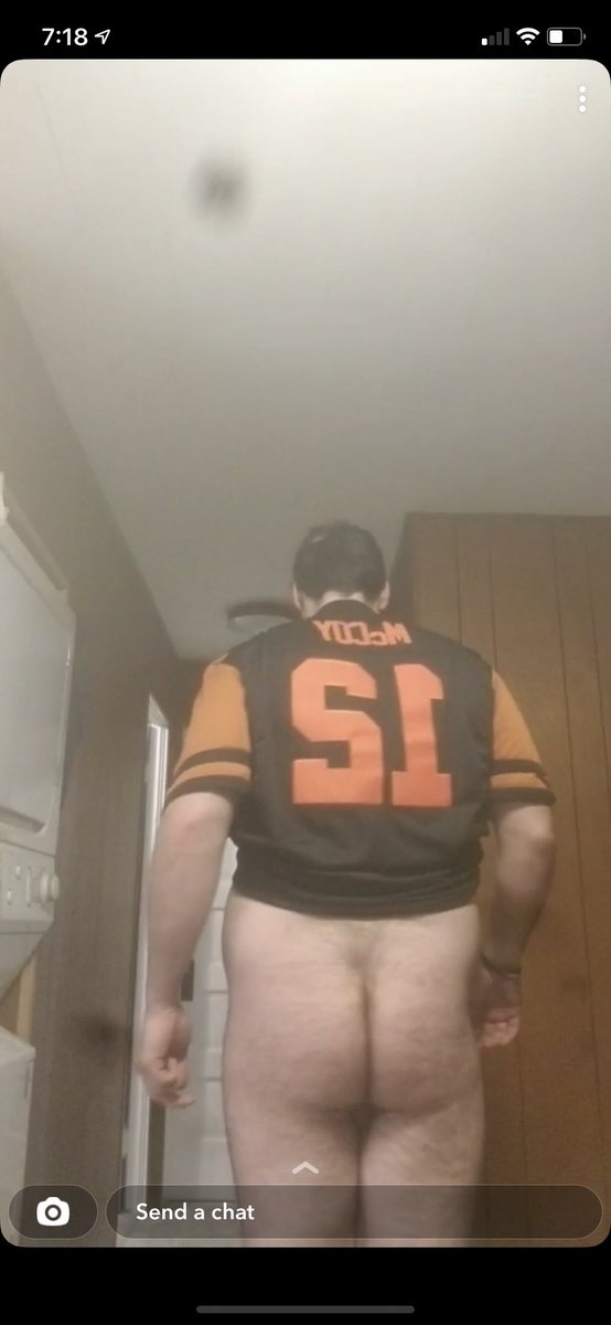 shept11's tweet photo. So I ordered my buddy a jersey and it came in and was two totally different colors….had him send me a couple pics of it and this is how Gabe deals with customer service LOL https://t.co/nAKJlzOcYC