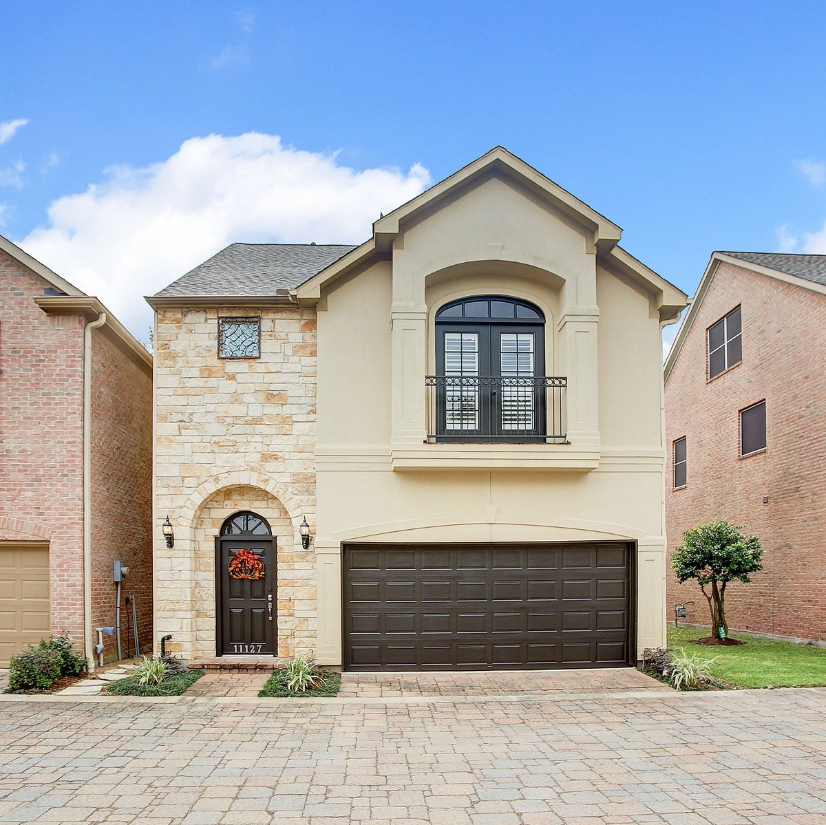BernsteinRealty's tweet photo. Beautiful 4 bedroom, 3 half bath gated Sherwood Forest Glen Home with striking stone and stucco elevation. Wonderful central location and great schools!

11127 Sherwood Forest Glen Dr. l Listed by Bernstein Realty https://t.co/d9OH8ozDMB