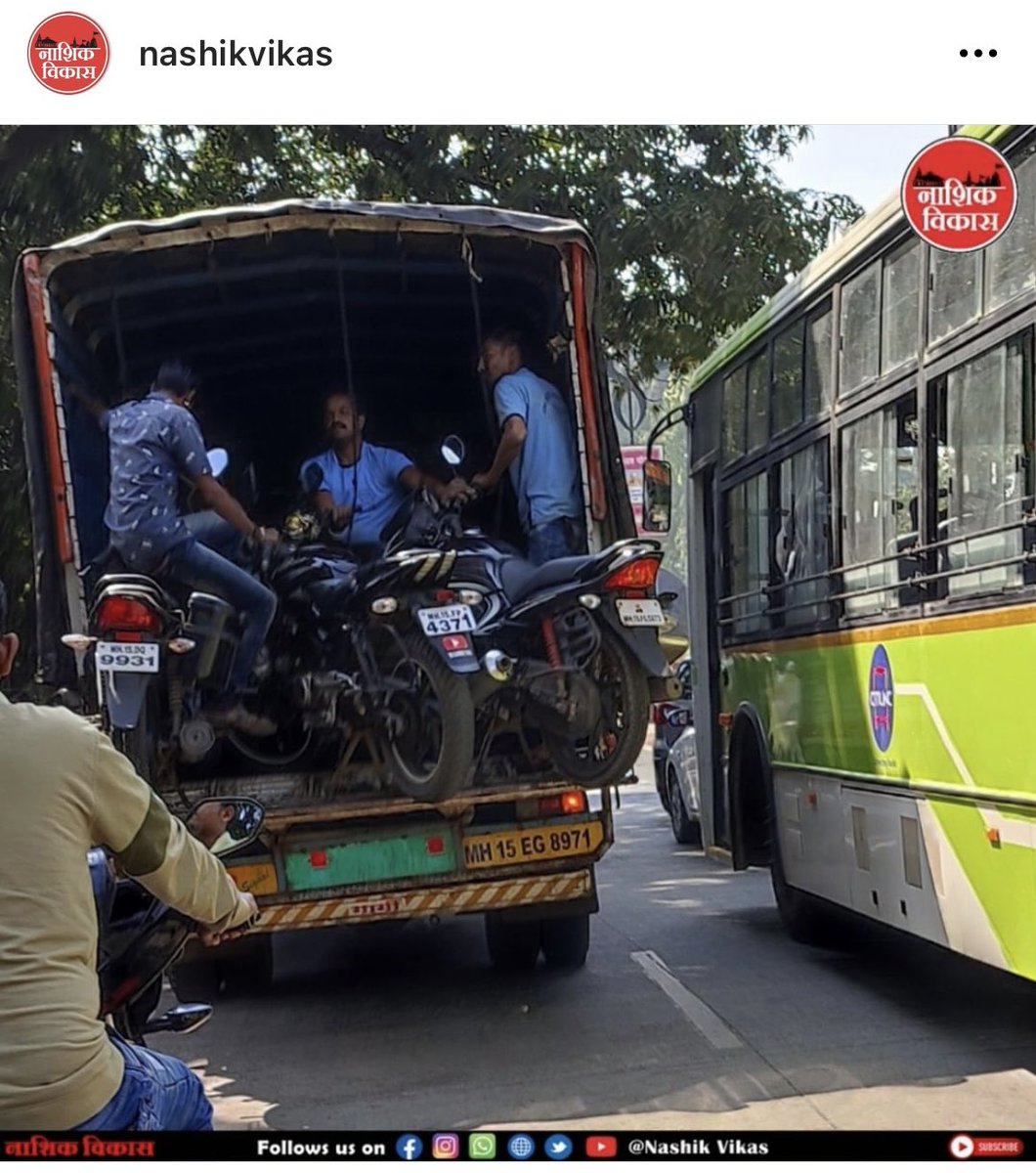 socialpersoncn's tweet photo. @nashikpolice धोकादायक वाहन. सदर वाहन  चालकावर कारवाई होणार का? आणि कधी ?फालक उघडे ठेऊन वाहतूक करणे - म.मो.वा.नि २२९(२)/१७७ @NashikVikas @minashikkar @nashik_feed @NashikSmartCity #nashiktraffic #nashikcity https://t.co/uQH7AxeI5Z