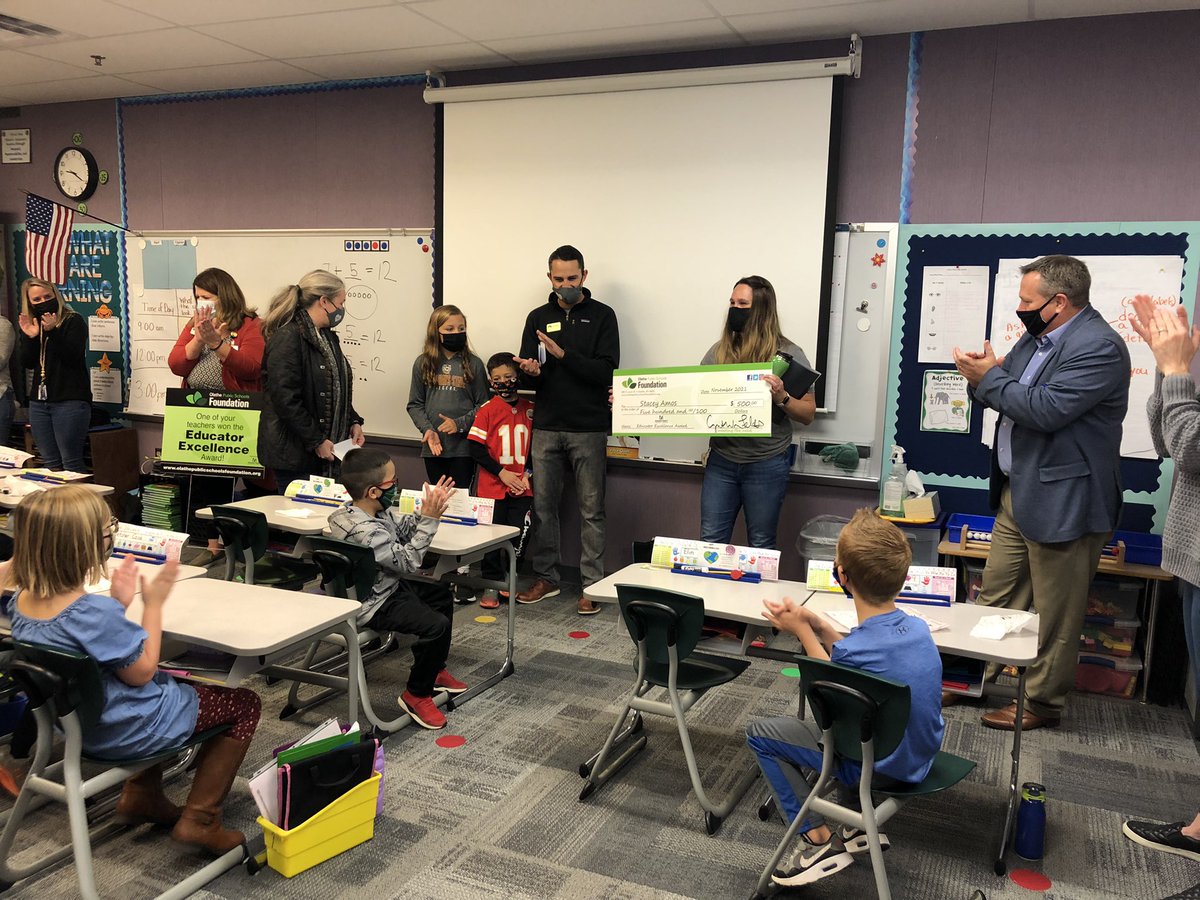 ForestViewFoxes's tweet photo. Congratulations to Mrs.Amos for receiving a well-deserved Educator Excellence Award today! Thank you @OPSF233 for recognizing our wonderful teachers! #OPSMomentsThatMatter @olatheschools https://t.co/2bzUnzoFwl