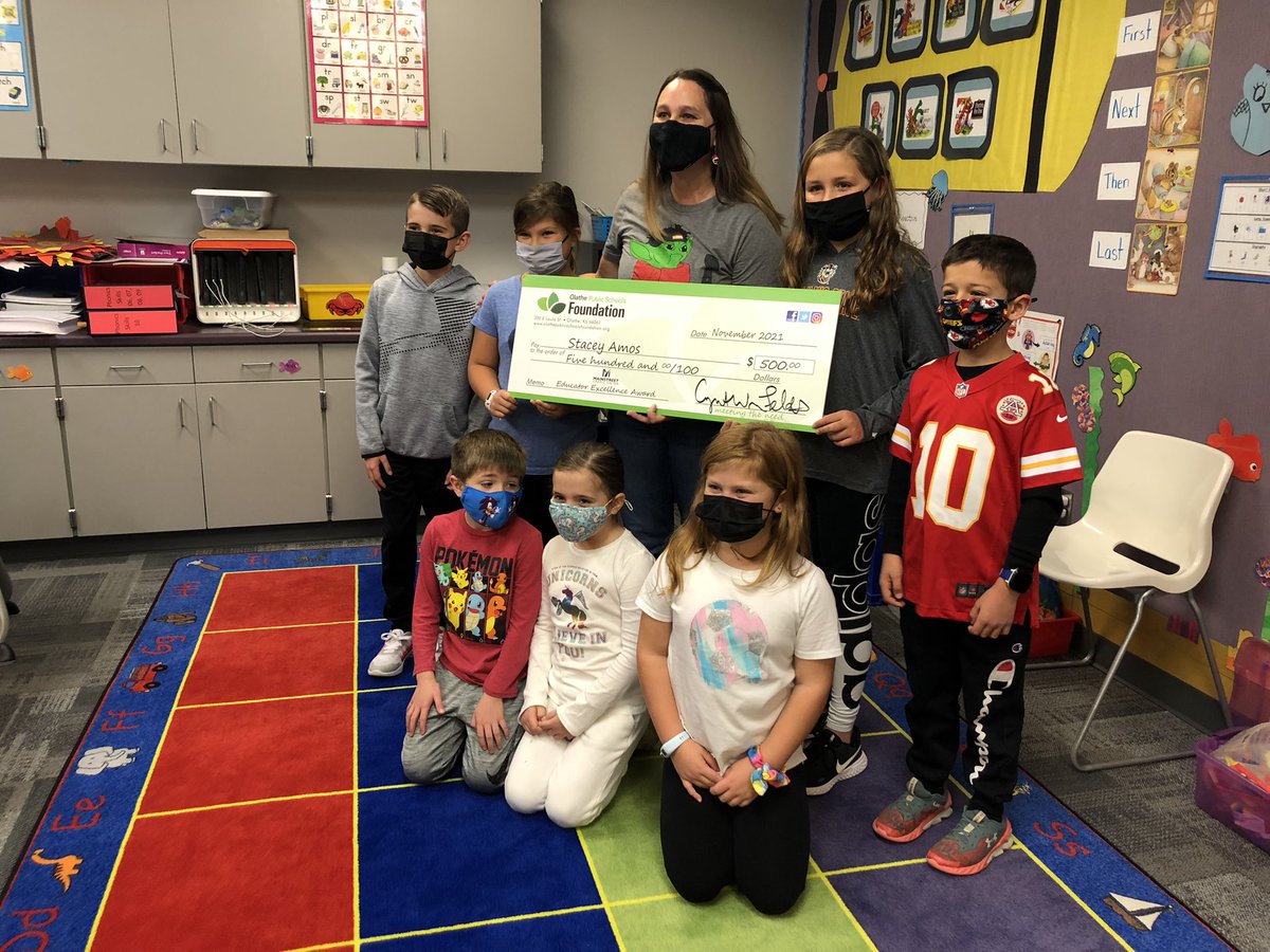 ForestViewFoxes's tweet photo. Congratulations to Mrs.Amos for receiving a well-deserved Educator Excellence Award today! Thank you @OPSF233 for recognizing our wonderful teachers! #OPSMomentsThatMatter @olatheschools https://t.co/2bzUnzoFwl