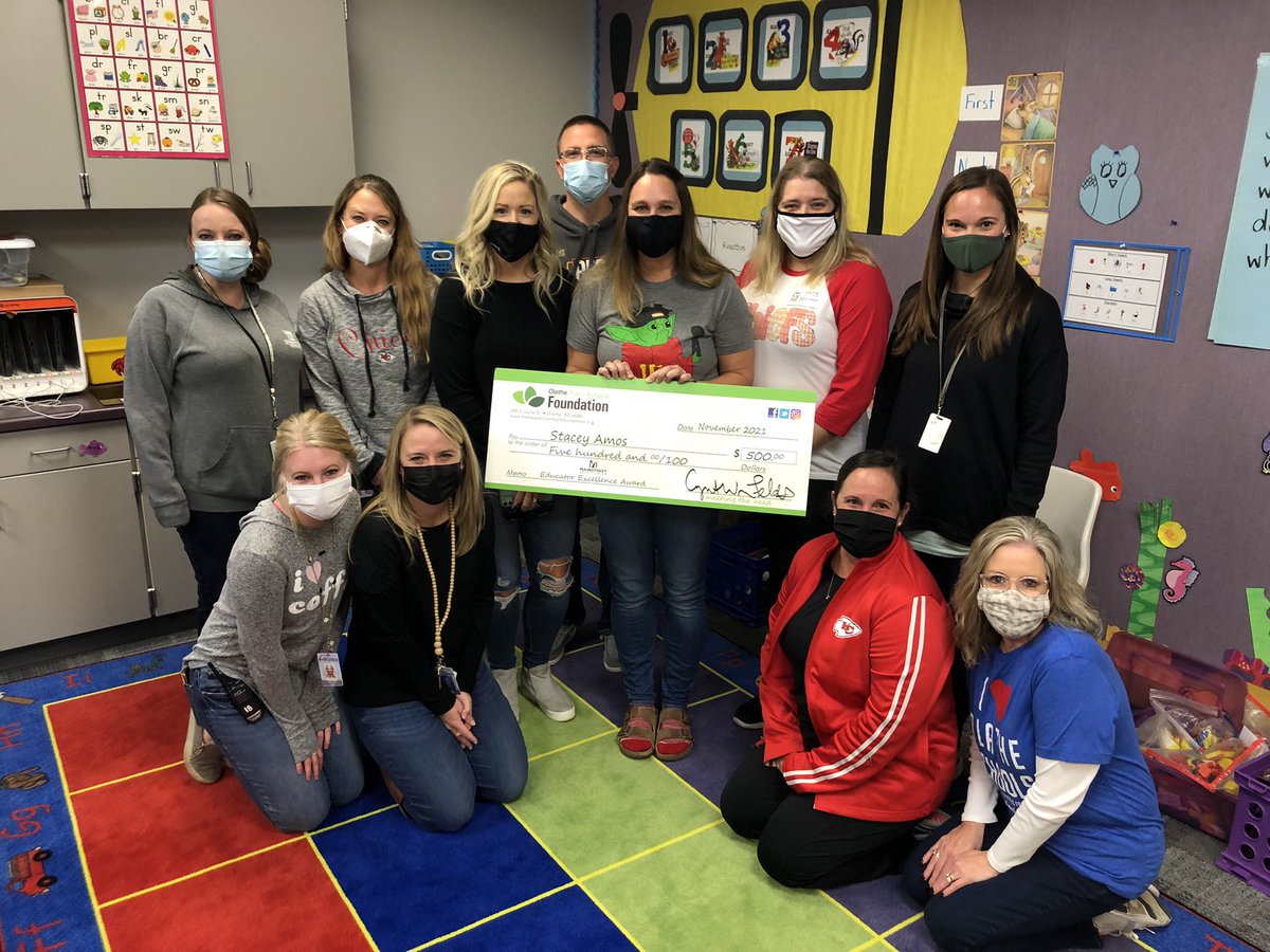 ForestViewFoxes's tweet photo. Congratulations to Mrs.Amos for receiving a well-deserved Educator Excellence Award today! Thank you @OPSF233 for recognizing our wonderful teachers! #OPSMomentsThatMatter @olatheschools https://t.co/2bzUnzoFwl