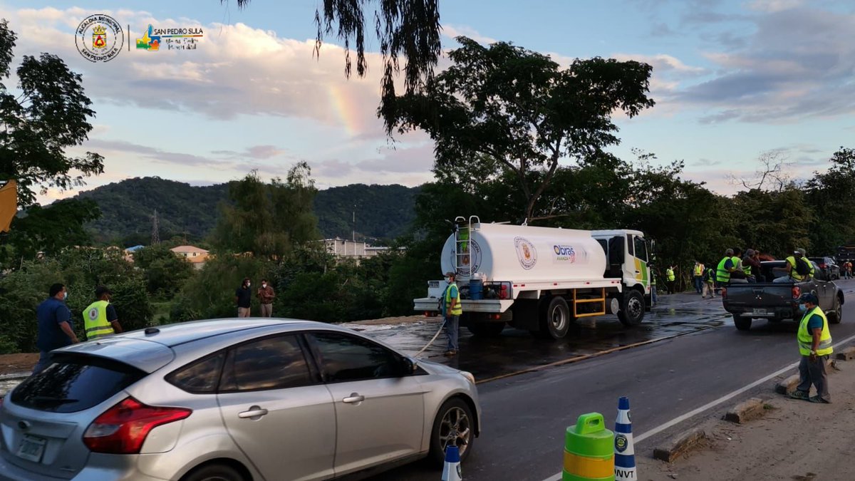 MuniSPS0501's tweet photo. Nuestros equipos municipales habilitaron esta noche de #Viernes el paso vehicular sobre el bordo Río Blanco, interrumpido parcialmente la semana pasada por daños en las tuberías a causa de las lluvias.

Se sigue trabajando en obras de protección en la base del bordo.

#SPSAvanza https://t.co/00bZCA7Okn