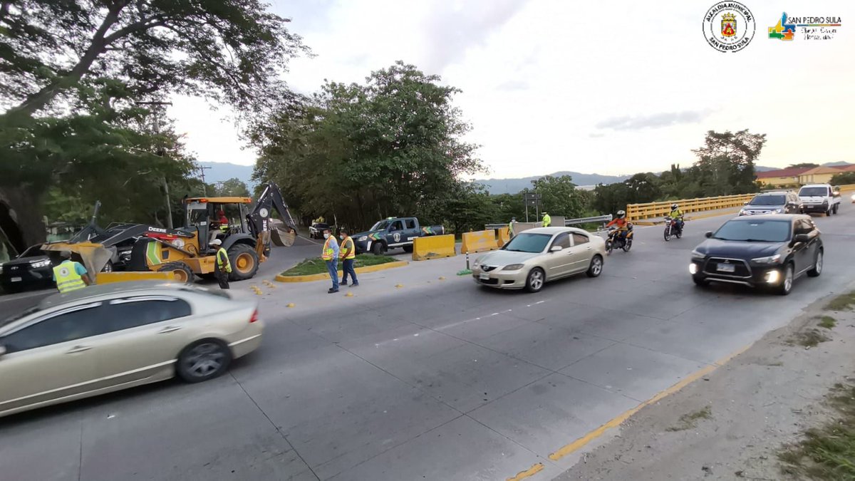 MuniSPS0501's tweet photo. Nuestros equipos municipales habilitaron esta noche de #Viernes el paso vehicular sobre el bordo Río Blanco, interrumpido parcialmente la semana pasada por daños en las tuberías a causa de las lluvias.

Se sigue trabajando en obras de protección en la base del bordo.

#SPSAvanza https://t.co/00bZCA7Okn