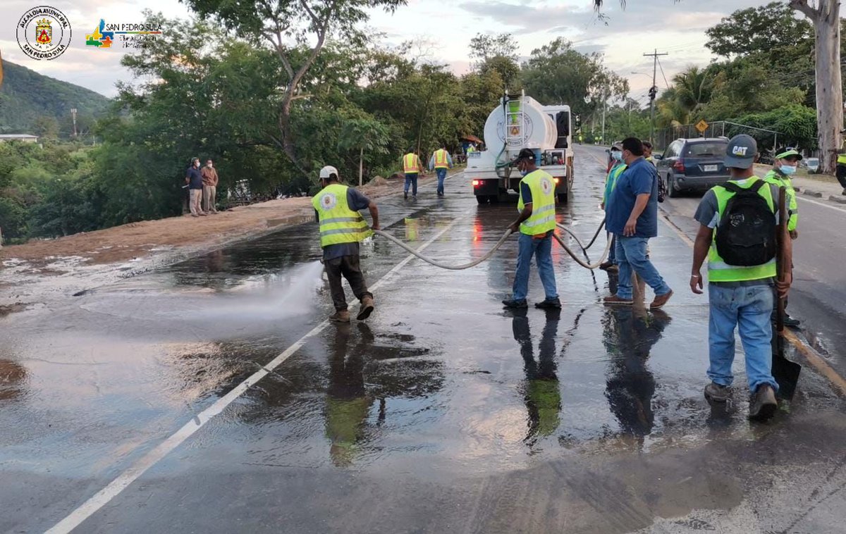 MuniSPS0501's tweet photo. Nuestros equipos municipales habilitaron esta noche de #Viernes el paso vehicular sobre el bordo Río Blanco, interrumpido parcialmente la semana pasada por daños en las tuberías a causa de las lluvias.

Se sigue trabajando en obras de protección en la base del bordo.

#SPSAvanza https://t.co/00bZCA7Okn
