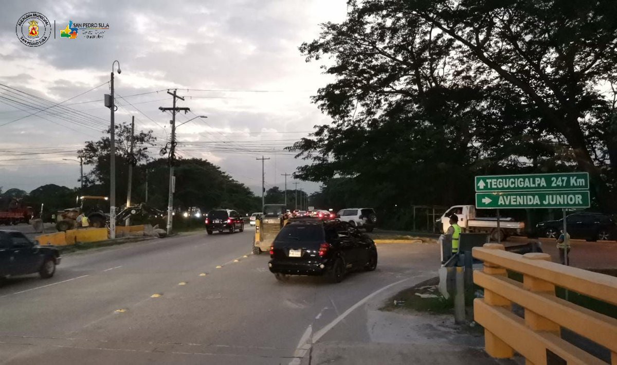 MuniSPS0501's tweet photo. Nuestros equipos municipales habilitaron esta noche de #Viernes el paso vehicular sobre el bordo Río Blanco, interrumpido parcialmente la semana pasada por daños en las tuberías a causa de las lluvias.

Se sigue trabajando en obras de protección en la base del bordo.

#SPSAvanza https://t.co/00bZCA7Okn