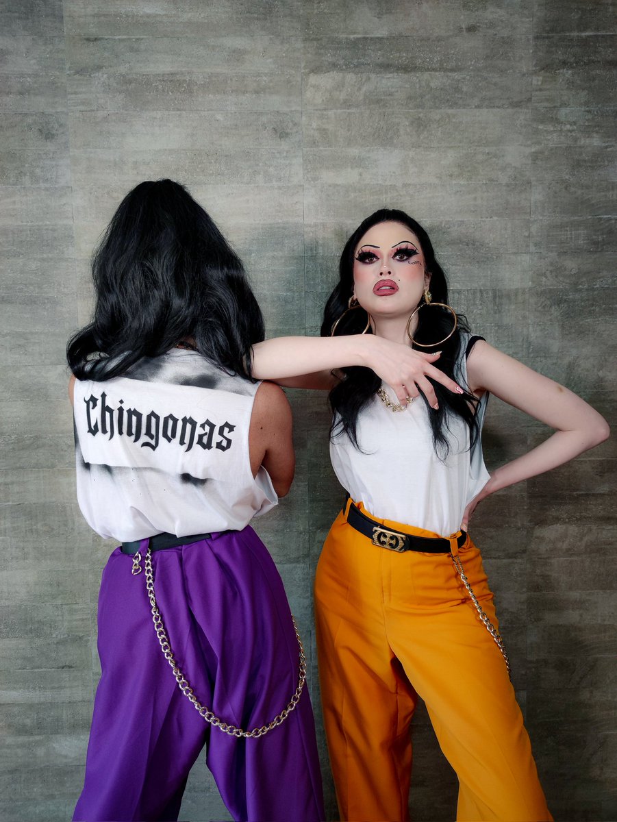 cpherart's tweet photo. 🤘LAS MÁS CHOLAS🤘
Octavo Reto @lamasdraga ✨
Junto a mi Ferkita @SoyFernandaBlaz

Trajes y  maquillaje por mi
Pelucas por @_PedroIgnacio_
Letras chingonas y foto @ank_cosart

#cholas #chicano #pachuco #lmd4 #lamasdraga #cpher #lmd #lamasdraga #mexico #drag #dragqueen https://t.co/TofDq3xzdI