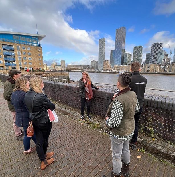 farmgemma's tweet photo. A pleasure to welcome @NFUtweets Student &amp; Young Farmer Ambassadors today. They were interested by our little city farm &amp; the big impact we have in promoting positive farming stories to a wide audience. Looking forward to walking together in the @lordmayors_show 🌾🐄 https://t.co/1OwkjjkPPQ