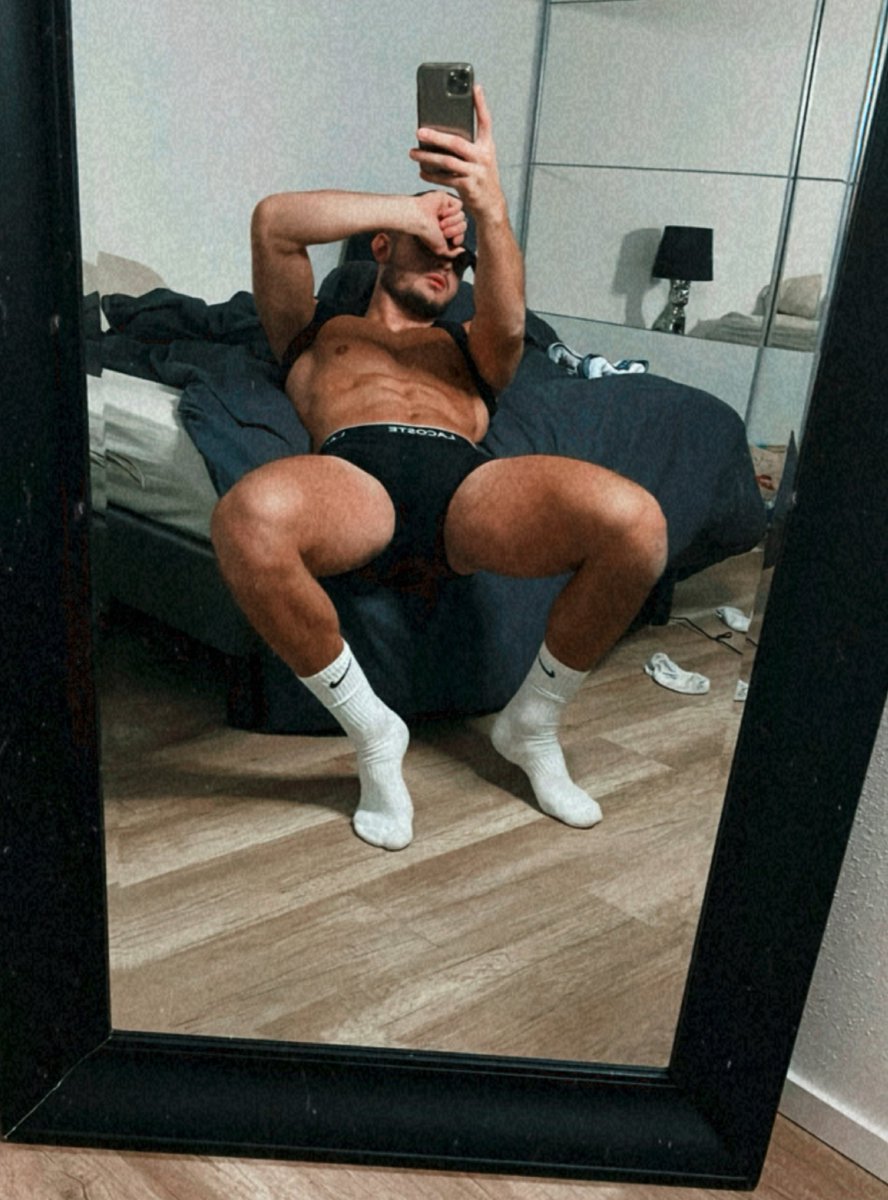 arnoboyx's tweet photo. Avec mon nouveau boxer 
     RT si vous kiffez 😈

https://t.co/XNTVIEPNJY https://t.co/Y8hbmpcpdf