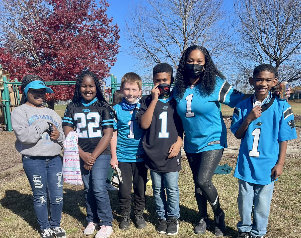 AnyeaGibson's tweet photo. Favorite Sports Team day at Viewmont!! We may be excited about #1 coming back to the Carolinas!!! #VMT #welcomebackCam #CarolinaPanthers https://t.co/VPg8Rd6Dya