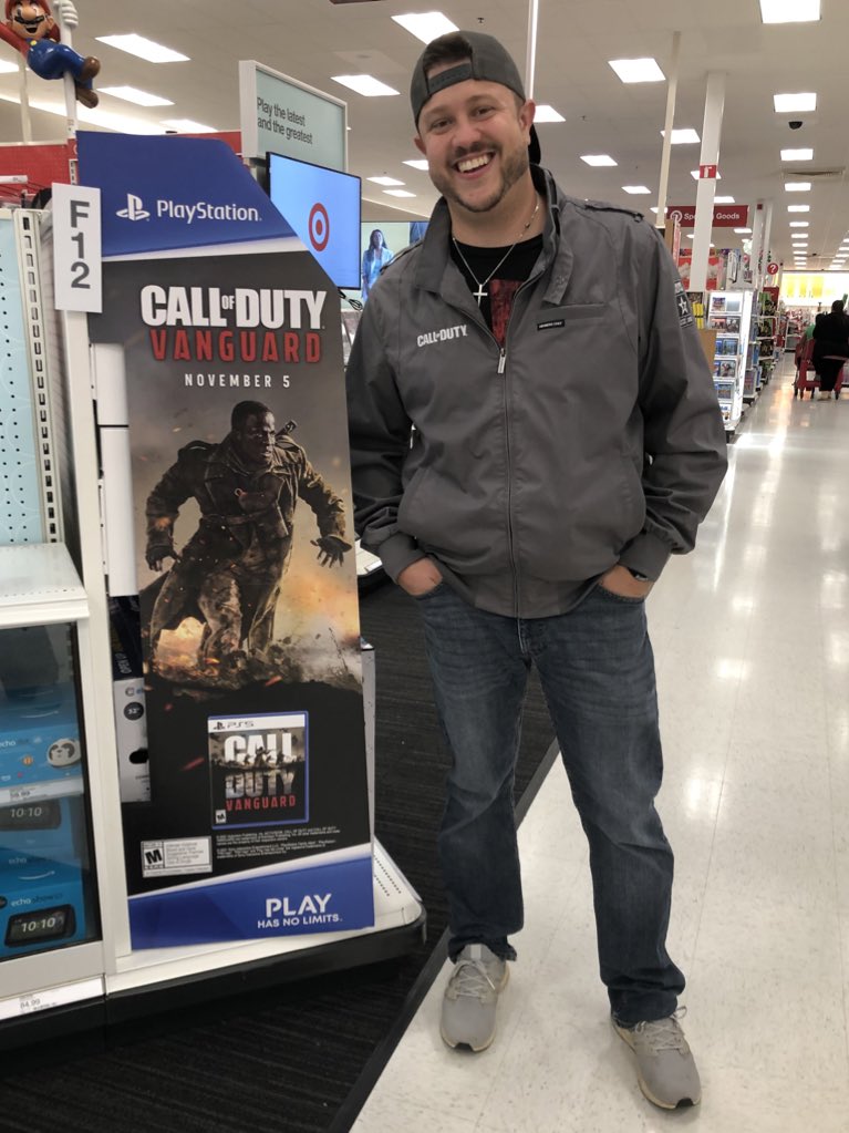 DexBadgett's tweet photo. saw my duo in public, had to get a picture #Vanguard https://t.co/qgw920hJ2c