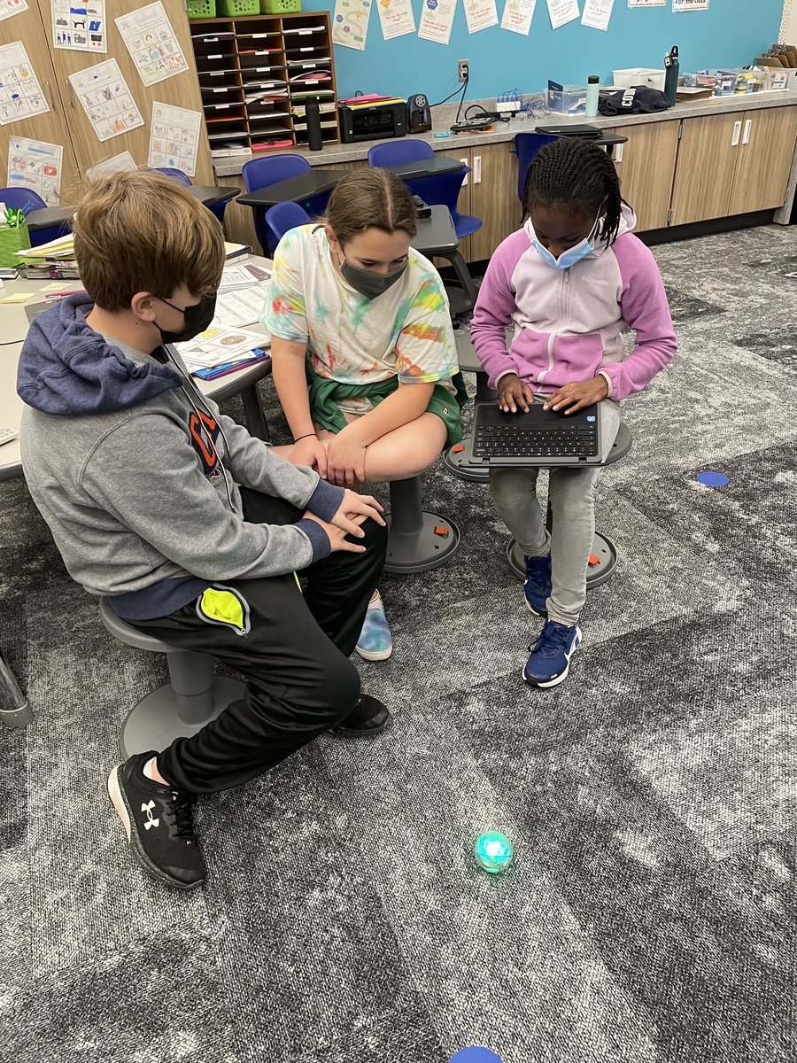 SanchezEC1's tweet photo. So happy that my 5th graders got a chance to program their Spheros this year! #missedoutlastyear https://t.co/fgC95XAXip