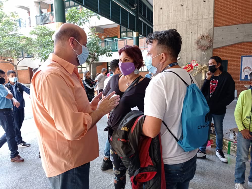 JorgeChayebM1's tweet photo. ¡Continuamos defendiendo y preservando la vida en #Chacao! 

Dirigimos una maravillosa jornada de vacunación vs #covid_19 en la Unidad Educativa Juan de Dios Guanche ubicada en Pedregal https://t.co/JUW1enSBIi