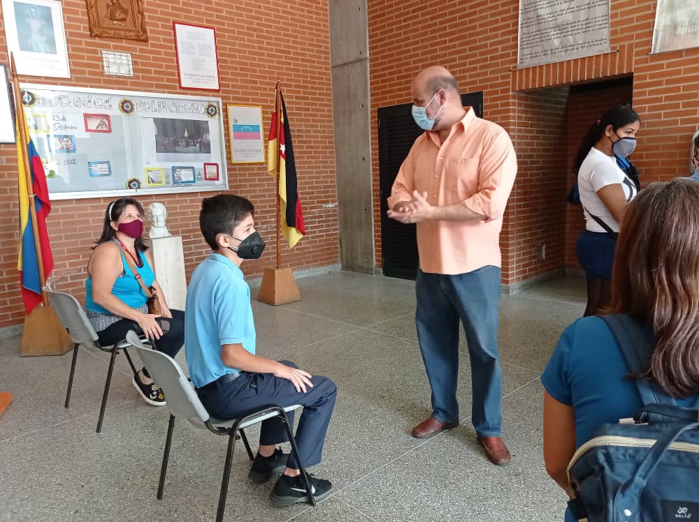JorgeChayebM1's tweet photo. ¡Continuamos defendiendo y preservando la vida en #Chacao! 

Dirigimos una maravillosa jornada de vacunación vs #covid_19 en la Unidad Educativa Juan de Dios Guanche ubicada en Pedregal https://t.co/JUW1enSBIi